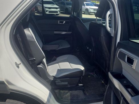Used 2021 Ford Explorer XLT w/ Equipment Group 202A AWD/4WD image 17