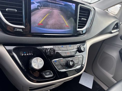 Used 2024 Chrysler Pacifica Touring-L FWD image 16