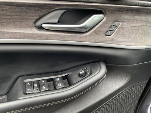 Used 2023 Jeep Grand Cherokee Limited AWD/4WD image 16