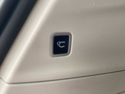 Used 2023 Chrysler Pacifica Touring-L FWD image 7