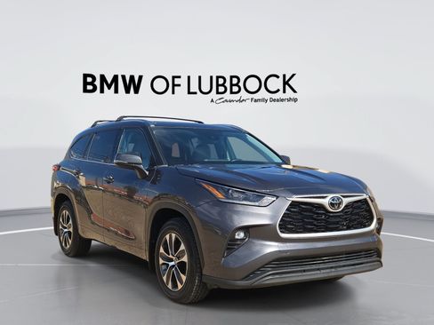 Used 2021 Toyota Highlander XLE AWD/4WD image 1