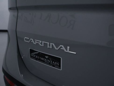 Used 2024 Kia Carnival EX image 10