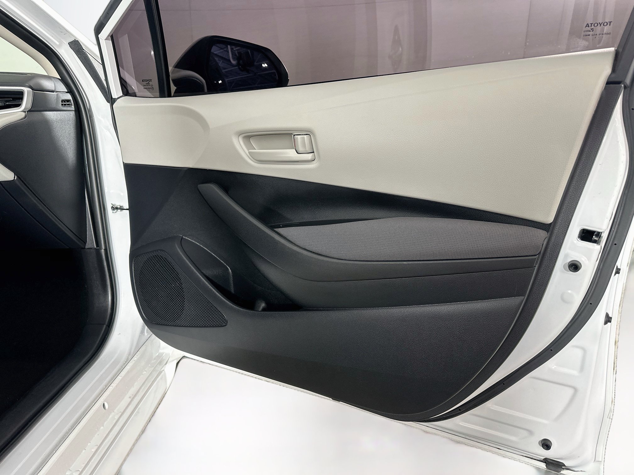 Used 2025 Toyota Corolla LE FWD image 30