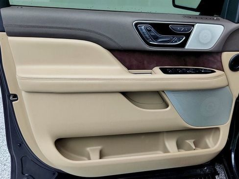Used 2022 Lincoln Navigator Reserve image 11