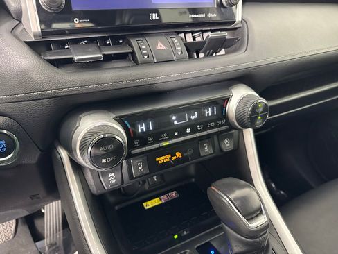Used 2022 Toyota RAV4 XLE Premium image 20