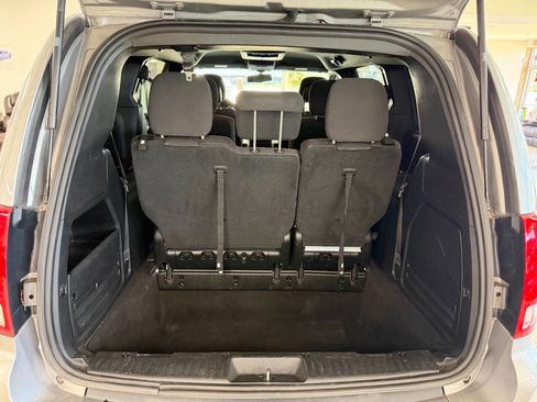 Used 2017 Dodge Grand Caravan SE FWD image 13