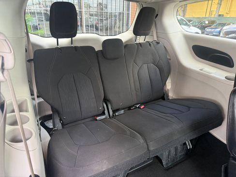Used 2017 Chrysler Pacifica Touring image 12