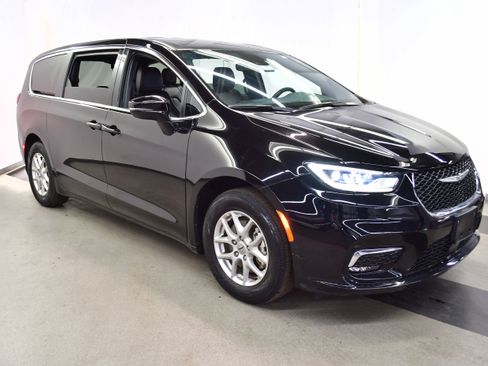 Used 2025 Chrysler Pacifica Select FWD image 5