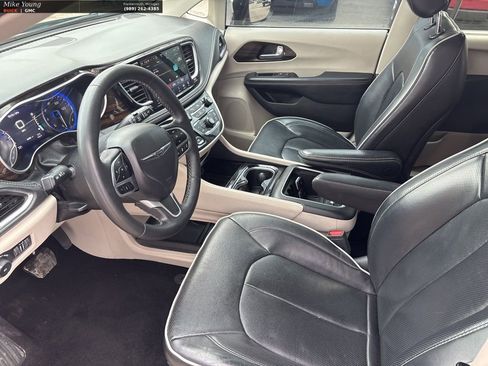 Used 2023 Chrysler Pacifica Limited FWD image 17