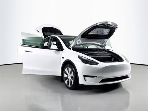 Used 2023 Tesla Model Y 2WD image 30