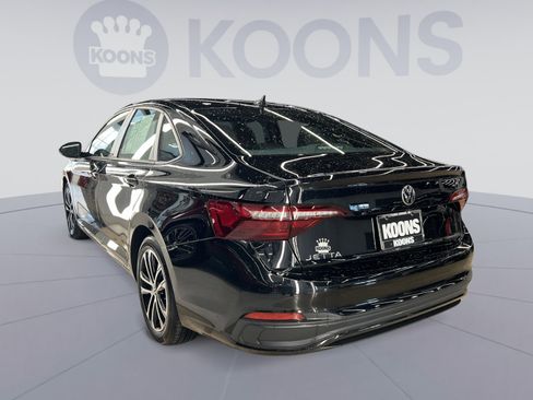 Used 2024 Volkswagen Jetta Sport image 2