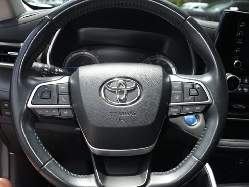 Used 2022 Toyota Highlander XLE FWD image 13