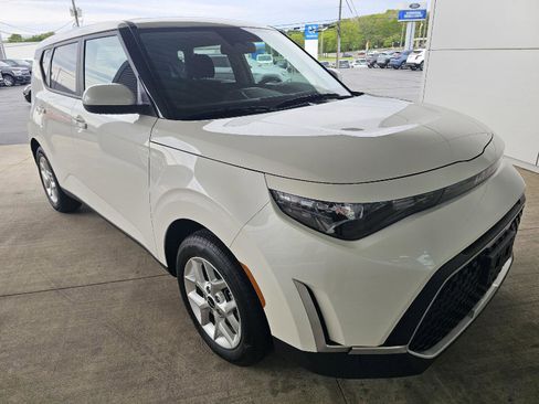 Used 2025 Kia Soul LX w/ LX Technology Package FWD image 7