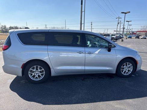 Used 2024 Chrysler Pacifica Touring-L image 17