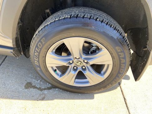 Used 2024 Toyota RAV4 XLE FWD image 30