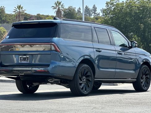 New 2027 Lincoln Navigator L Reserve w/ Jet Appearance Package AWD/4WD image 3