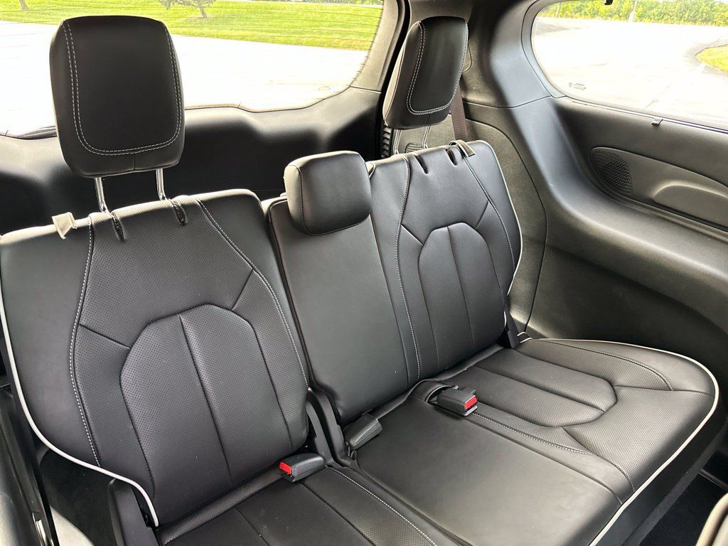 Used 2025 Chrysler Pacifica Limited w/ Uconnect Theater Family Group FWD image 19