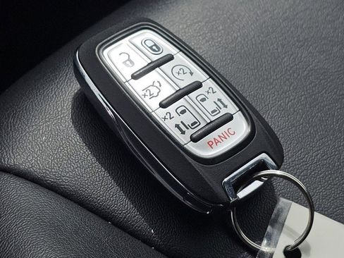 Used 2024 Chrysler Pacifica Touring-L FWD image 31
