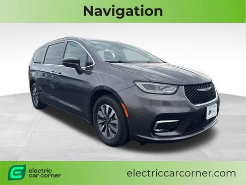 Used 2021 Chrysler Pacifica Touring-L FWD image 1