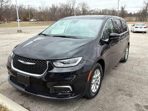 Used 2024 Chrysler Pacifica Touring-L image 1