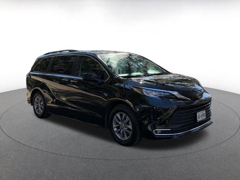 Used 2023 Toyota Sienna XLE image 1