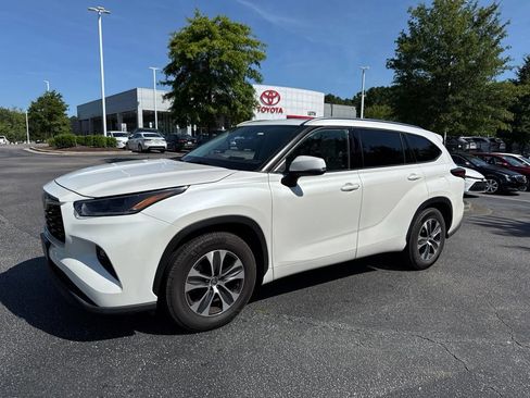 Used 2021 Toyota Highlander XLE FWD image 2