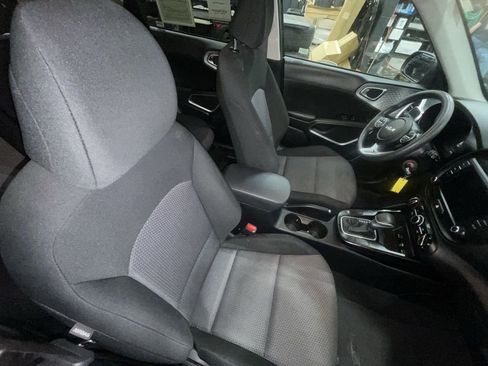 Used 2023 Kia Soul LX w/ LX Technology Package image 23