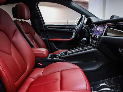 Certified 2025 Porsche Macan image 21
