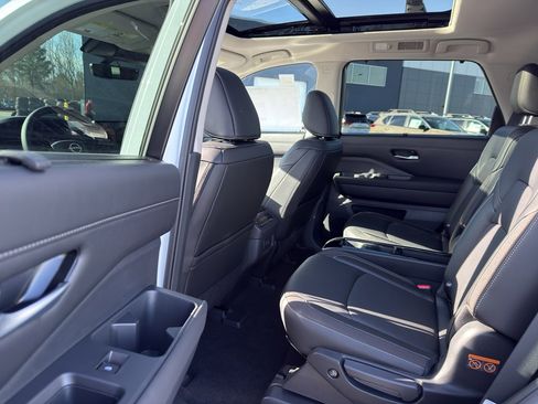 New 2026 Nissan Pathfinder SL image 30