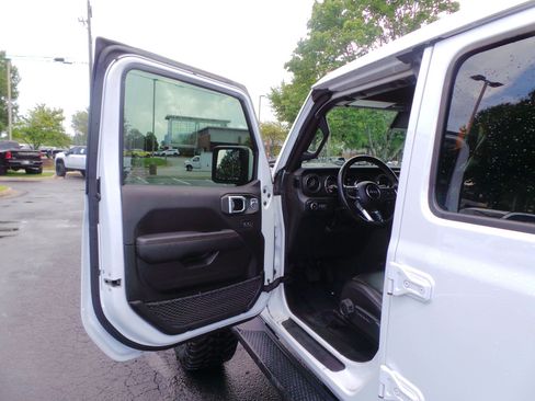 Used 2022 Jeep Wrangler Unlimited Sahara AWD/4WD image 24