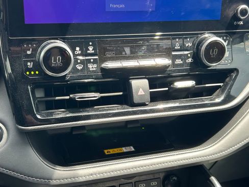 Used 2024 Toyota Highlander Platinum FWD image 36