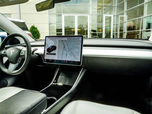 Used 2021 Tesla Model Y Long Range AWD/4WD image 18