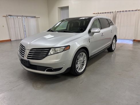 Used 2019 Lincoln MKT AWD image 4