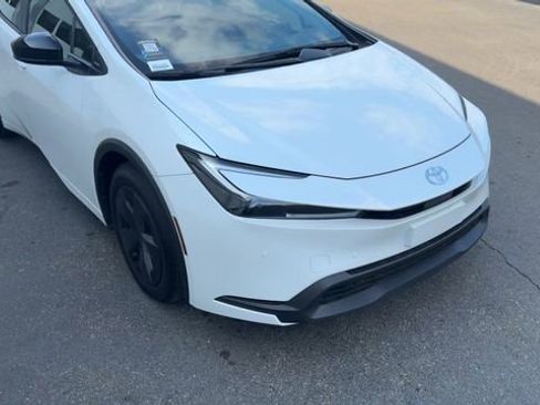 Used 2025 Toyota Prius LE FWD image 3