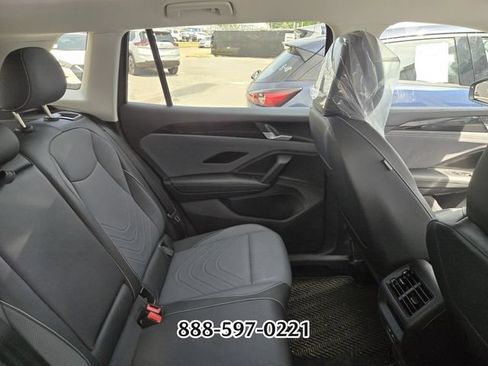 Certified 2025 Volkswagen Tiguan SE FWD image 10