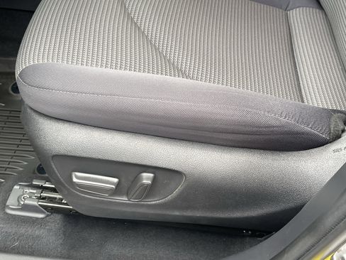Used 2022 Toyota Highlander LE AWD/4WD image 16