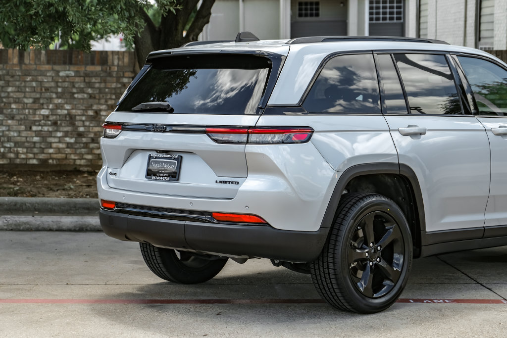 Used 2023 Jeep Grand Cherokee Limited w/ Black Appearance Package AWD/4WD image 18