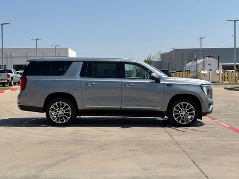 Used 2025 GMC Yukon XL Denali AWD/4WD image 8