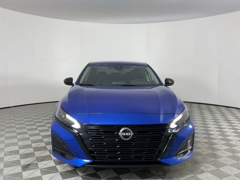 Used 2025 Nissan Altima 2.5 SV FWD image 2