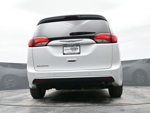 Used 2018 Chrysler Pacifica Touring Plus w/ Tire & Wheel Group image 40