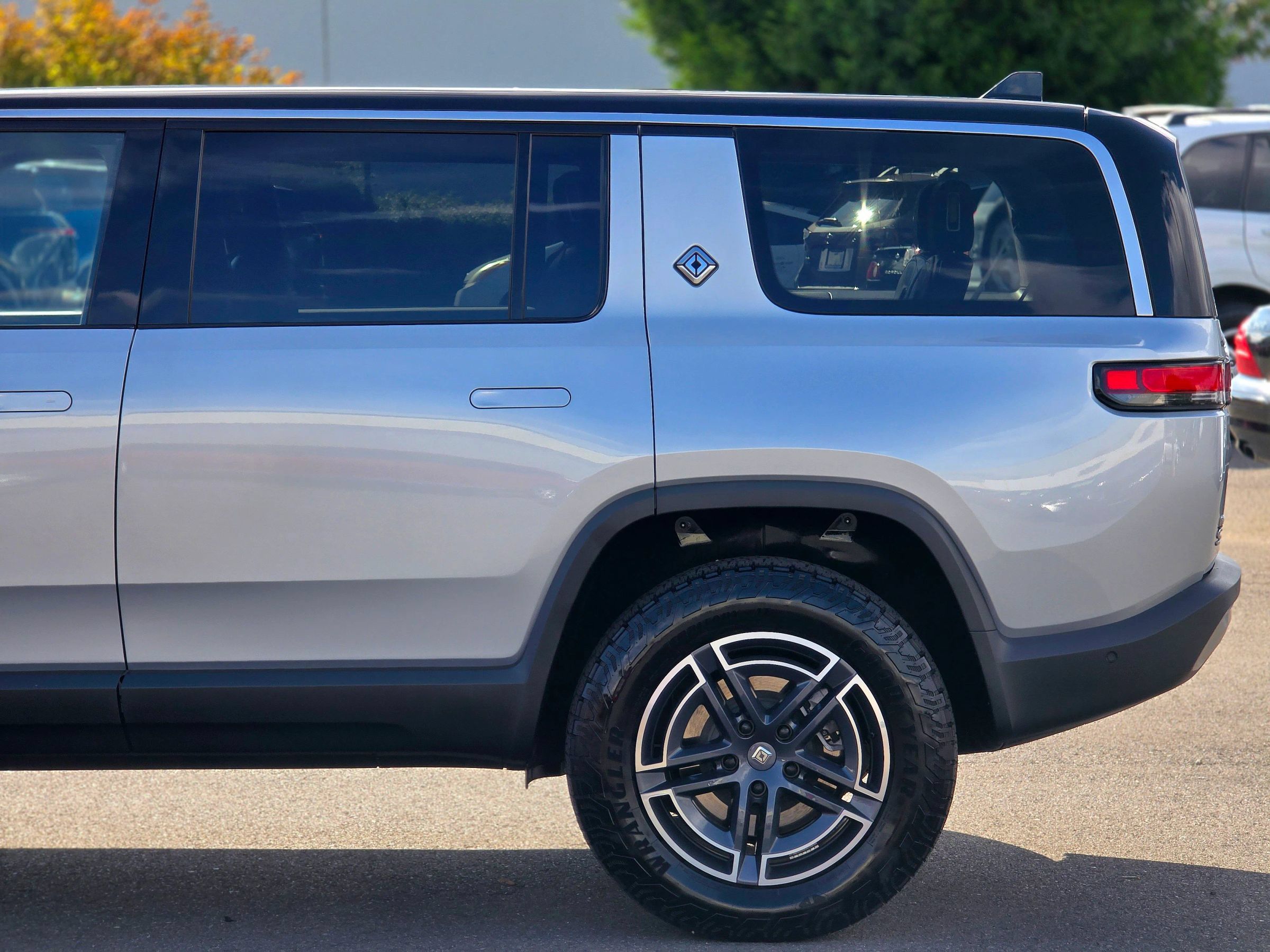 Used 2025 Rivian R1S Adventure Dual AWD/4WD image 7