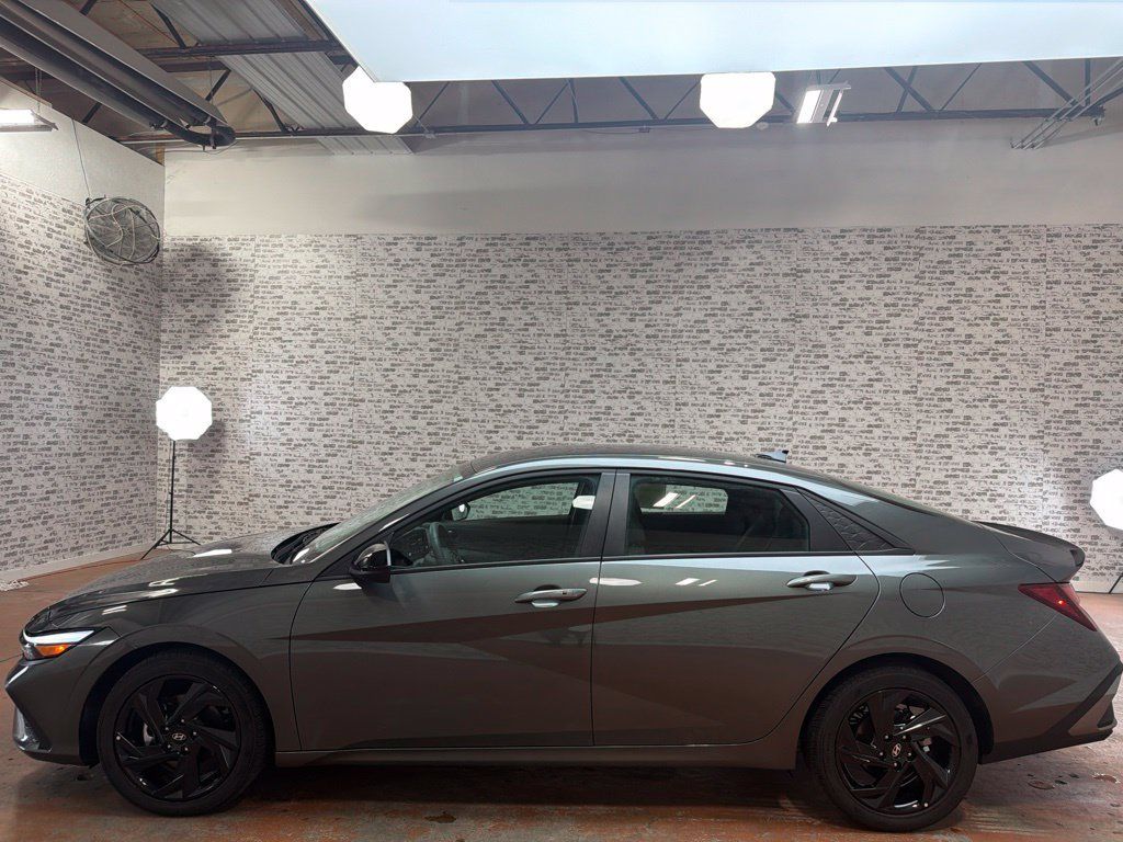 Used 2026 Hyundai Elantra Sport FWD image 4
