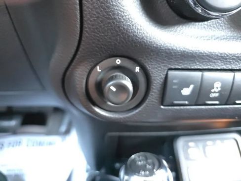 Used 2017 Jeep Wrangler Unlimited Sahara AWD/4WD image 29