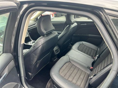 Used 2018 Ford Fusion SE w/ Fusion SE Technology Package FWD image 13