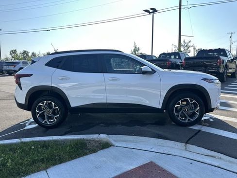 Used 2025 Chevrolet Trax LT w/ LT Convenience Package FWD image 6