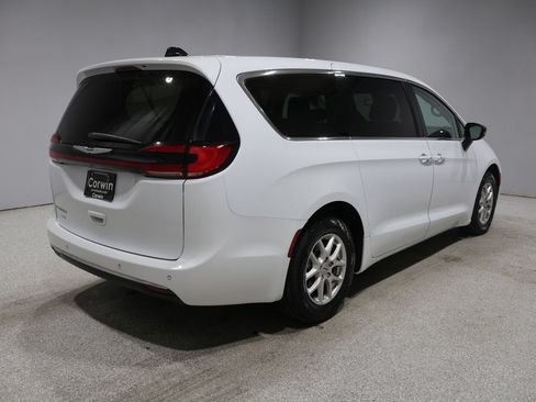 Used 2024 Chrysler Pacifica Touring-L FWD image 2