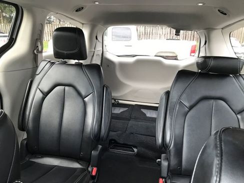 Used 2024 Chrysler Pacifica Touring-L image 8