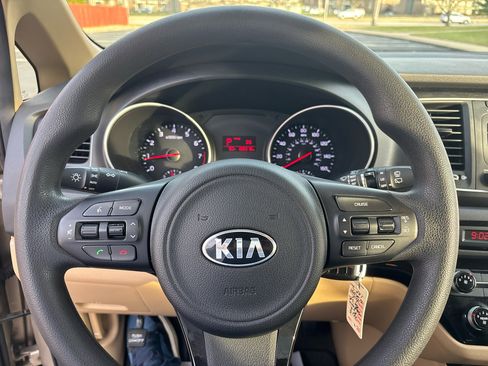 Used 2015 Kia Sedona LX image 18