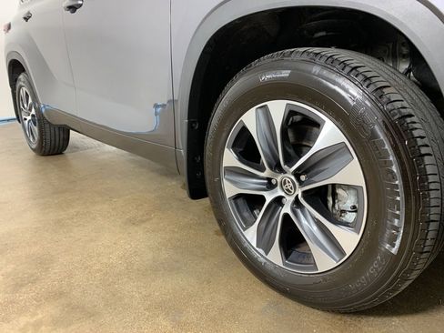 Used 2024 Toyota Highlander XLE AWD/4WD image 6