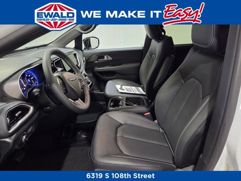 New 2026 Chrysler Pacifica Select image 7